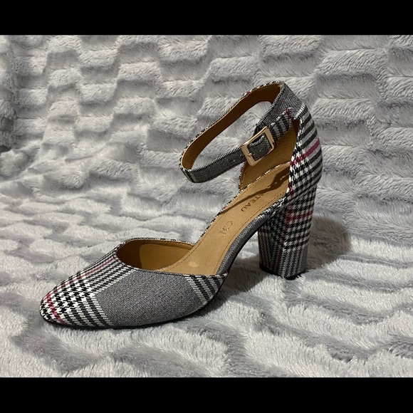 Le Chateau heels, size 38, worned once.  Super confortable! - Picture 1 of 5